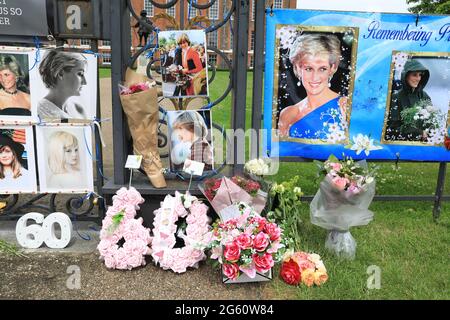 London, Großbritannien, 1. Juli 2021. Zum 60. Geburtstag von Prinzessin Diana und zur Enthüllung einer neuen Statue von ihr durch die Prinzen William und Harry schmückten treue Fans die Tore des Kensington Palace mit Fotos, Blumen und Ballons. Monica Wells/Alamy Live News Stockfoto