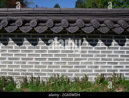 Ziegelzaun. Backstein Muster Textur Hintergrund. Dachziegel am Steinzaun. Wand im antiken Stil dekoriert. Stockfoto