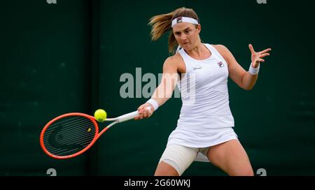 Nadia Podoroska aus Argentinien im Einsatz gegen Tereza Martincova aus der Tschechischen Republik während der zweiten Runde der Wimbledon 2021, Grand Slam Tennisturnier am 30. Juni 2021 im All England Lawn Tennis and Croquet Club in London, England - Foto Rob Prange / Spanien DPPI / DPPI Stockfoto