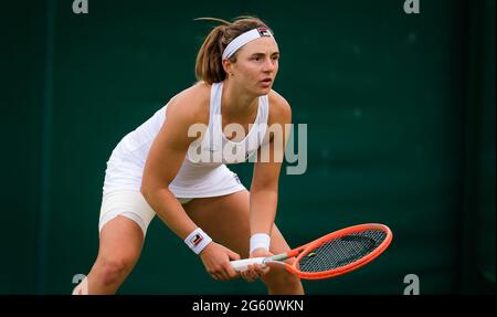 Nadia Podoroska aus Argentinien im Einsatz gegen Tereza Martincova aus der Tschechischen Republik während der zweiten Runde der Wimbledon 2021, Grand Slam Tennisturnier am 30. Juni 2021 im All England Lawn Tennis and Croquet Club in London, England - Foto Rob Prange / Spanien DPPI / DPPI Stockfoto