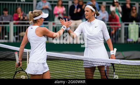 Kateryna Kozlova aus der Ukraine und Victoria Azarenka aus Weißrussland am Netz während der ersten Runde der Wimbledon 2021, Grand Slam Tennisturnier am 30. Juni 2021 im All England Lawn Tennis and Croquet Club in London, England - Foto Rob Prange / Spanien DPPI / DPPI Stockfoto