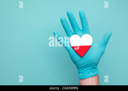 Polen medizinische Gesundheit Herz. Krankenschwester Hand hält Land Herz Flagge Stockfoto