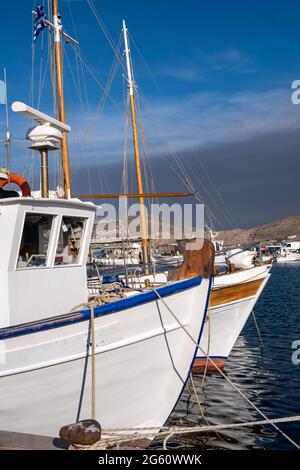 Fischerboote liegen am Hafen von Paros Naousa, blauer Himmel im Hintergrund. Traditionelle typische Holzschiffe für die Fischerei und Touristen Transport Klo Stockfoto
