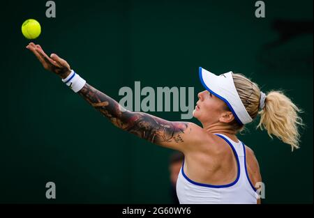 Tereza Martincova aus der Tschechischen Republik im Einsatz gegen Nadia Podoroska aus Argentinien während der zweiten Runde der Wimbledon 2021, Grand Slam Tennisturnier am 30. Juni 2021 im All England Lawn Tennis and Croquet Club in London, England - Foto Rob Prange / Spanien DPPI / DPPI Stockfoto