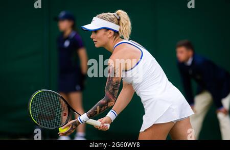 Tereza Martincova aus der Tschechischen Republik im Einsatz gegen Nadia Podoroska aus Argentinien während der zweiten Runde der Wimbledon 2021, Grand Slam Tennisturnier am 30. Juni 2021 im All England Lawn Tennis and Croquet Club in London, England - Foto Rob Prange / Spanien DPPI / DPPI Stockfoto