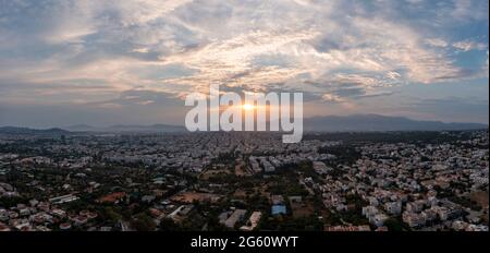 Athen Griechenland Panorama bei Sonnenuntergang. Sonnenuntergang über der Stadt Athen, Luftdrohnenansicht vom Penteli-Berg Stockfoto