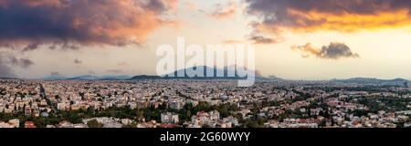 Athen Griechenland breites Panorama bei Sonnenuntergang. Sonnenuntergang über der Stadt Athen, Luftdrohnenansicht vom Penteli-Berg Stockfoto