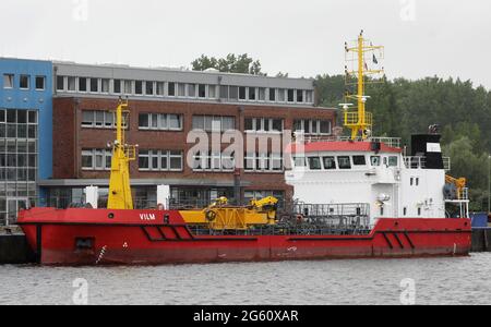 01. Juli 2021, Mecklenburg-Vorpommern, Rostock: Das Ölpest-Reaktionskreuzschiff 'Vilm' wird im Fischereihafen vertäut. Die Verträge über den Einsatz der Ölpest-Einsatzschiffe "Vilm" und "Flunder" zur Bekämpfung möglicher Ölverschmutzungen in der Ostsee wurden anschließend zwischen dem Umweltministerium Mecklenburg-Vorpommerns und Vertretern von Baltic Taucher (Rostock) und der Fairplay Towage Group (Hamburg) unterzeichnet. Das Havariekomando ist ebenfalls an dem Verfahren beteiligt. Im Falle eines komplexen Schadens auf See übernimmt das Havariekommando das operative Kommando und setzt es ein Stockfoto