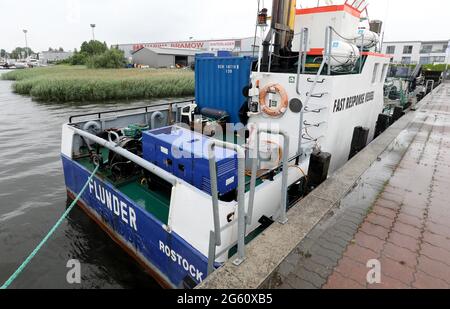 01. Juli 2021, Mecklenburg-Vorpommern, Rostock: Das Ölpest-Reaktionskreuzschiff 'Flunder' wird im Fischereihafen vertäut. Die Verträge über den Einsatz der Ölpest-Einsatzschiffe "Vilm" und "Flunder" zur Bekämpfung möglicher Ölverschmutzungen in der Ostsee wurden anschließend zwischen dem Umweltministerium Mecklenburg-Vorpommerns und Vertretern von Baltic Taucher (Rostock) und der Fairplay Towage Group (Hamburg) unterzeichnet. Das Havariekomando ist ebenfalls an dem Verfahren beteiligt. Im Falle eines komplexen Schadens auf See übernimmt das Havariekommando das operative Kommando und uns Stockfoto