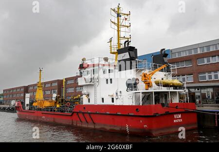 01. Juli 2021, Mecklenburg-Vorpommern, Rostock: Das Ölpest-Reaktionskreuzschiff 'Vilm' wird im Fischereihafen vertäut. Die Verträge über den Einsatz der Ölpest-Einsatzschiffe "Vilm" und "Flunder" zur Bekämpfung möglicher Ölverschmutzungen in der Ostsee wurden anschließend zwischen dem Umweltministerium Mecklenburg-Vorpommerns und Vertretern von Baltic Taucher (Rostock) und der Fairplay Towage Group (Hamburg) unterzeichnet. Das Havariekomando ist ebenfalls an dem Verfahren beteiligt. Im Falle eines komplexen Schadens auf See übernimmt das Havariekommando das operative Kommando und setzt es ein Stockfoto