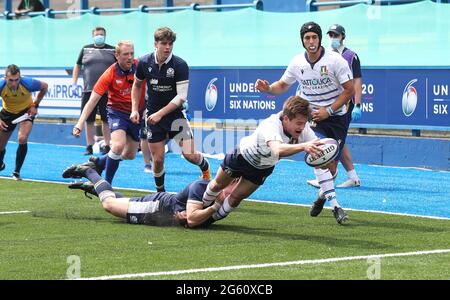 Der Italiener Manfredi Albanese versucht es beim Six NationsSpiel