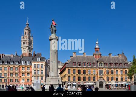 Frankreich, Nord, Lille, Covid-19 oder Coronavirus-Sperrung, Platz von General de Gaulle oder Grand'Place fast leer mit der Statue der Göttin auf seiner Säule und dem Glockenturm der Industrie- und Handelskammer und der alten Börse im Hintergrund Stockfoto