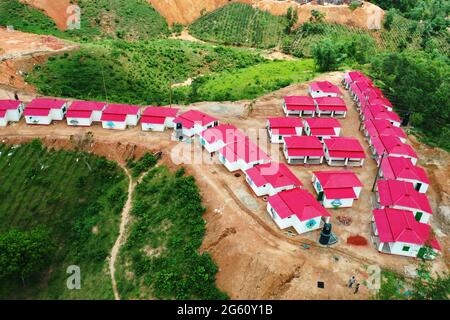 Moulvibazar, Bangladesch - 20. Juni 2021: Ein Blick aus der Vogelperspektive auf das Obdachlosenschutzprojekt in Sreemangal in Moulvibazar, Bangladesch. Stockfoto