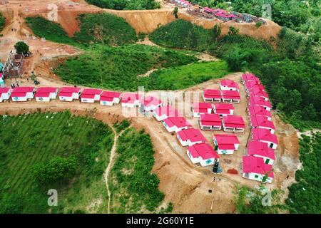 Moulvibazar, Bangladesch - 20. Juni 2021: Ein Blick aus der Vogelperspektive auf das Obdachlosenschutzprojekt in Sreemangal in Moulvibazar, Bangladesch. Stockfoto