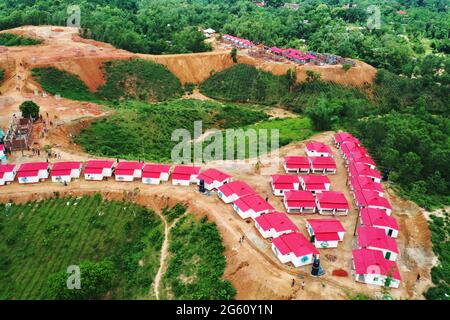 Moulvibazar, Bangladesch - 20. Juni 2021: Ein Blick aus der Vogelperspektive auf das Obdachlosenschutzprojekt in Sreemangal in Moulvibazar, Bangladesch. Stockfoto