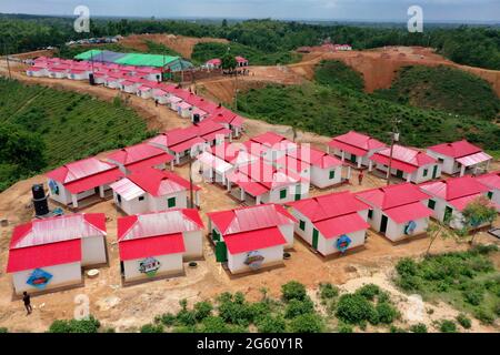 Moulvibazar, Bangladesch - 20. Juni 2021: Ein Blick aus der Vogelperspektive auf das Obdachlosenschutzprojekt in Sreemangal in Moulvibazar, Bangladesch. Stockfoto