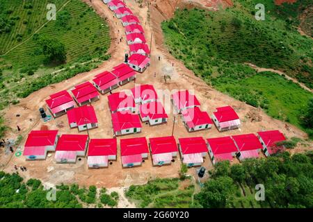 Moulvibazar, Bangladesch - 20. Juni 2021: Ein Blick aus der Vogelperspektive auf das Obdachlosenschutzprojekt in Sreemangal in Moulvibazar, Bangladesch. Stockfoto