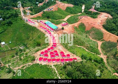 Moulvibazar, Bangladesch - 20. Juni 2021: Ein Blick aus der Vogelperspektive auf das Obdachlosenschutzprojekt in Sreemangal in Moulvibazar, Bangladesch. Stockfoto