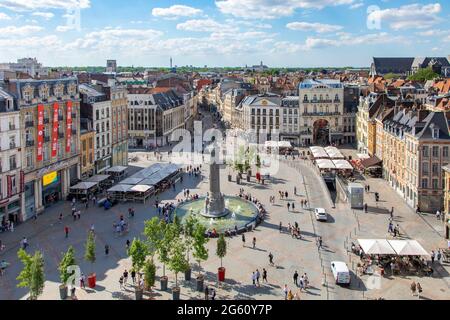 Frankreich, Nord, Lille, Place du General de Gaulle oder Grand Place mit der Statue der Göttin auf seine Kolumne Stockfoto