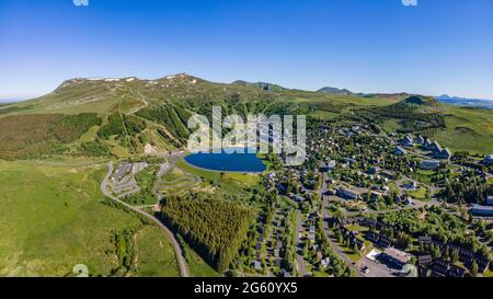 Frankreich, Puy de Dome, natürlicher Regionalpark der Vulkane der Auvergne (Parc régional naturel des Volcans d'Auvergne), Besse et Saint Anastaise, Besse en Chandesse, das Skigebiet von Super Besse (Luftaufnahme) Stockfoto