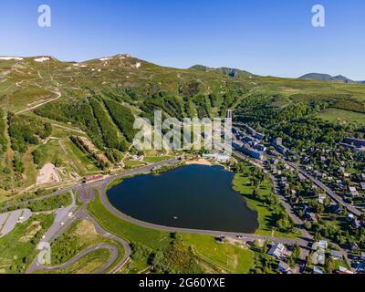 Frankreich, Puy de Dome, natürlicher Regionalpark der Vulkane der Auvergne (Parc régional naturel des Volcans d'Auvergne), Besse et Saint Anastaise, Besse en Chandesse, das Skigebiet von Super Besse (Luftaufnahme) Stockfoto