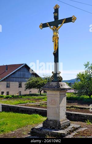 Frankreich, Doubs, Bretonvillers, vor der Geburtskirche Notre Dame, Missionskreuz und Jubiläum 1851 Stockfoto