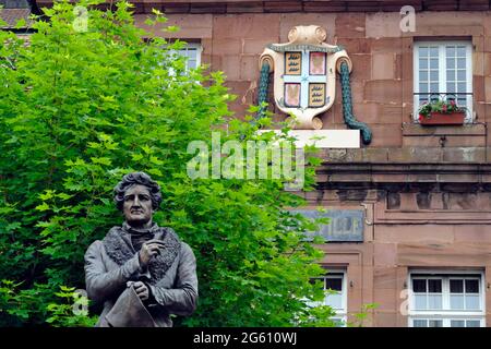 Frankreich, Doubs, Montbeliard, Place Saint Martin, Rathaus, Wappen, Statue von Georges Cuvier, geboren und gestorben in Montbéliard 1769-1832 Stockfoto