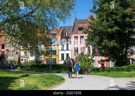 Frankreich, Nord, Lille, farbenfrohe Häuser am Place Gilleson (hinter der Kathedrale Notre-Dame-de-la-Treille in Lille) Stockfoto