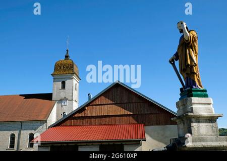 Frankreich, Doubs, Bretonvillers, Saint Joseph Brunnen, Geburt Notre Dame Kirche im Jahr 1766 umgebaut, Glockenturm von 1827 Stockfoto