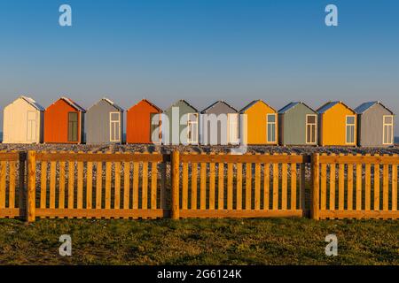 Frankreich, Somme (80), Baie de Somme, Cayeux-sur-mer, die farbigen Strandhütten entlang der längsten Promenade Europas Stockfoto