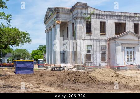 NEW ORLEANS, LA, USA - 14. JUNI 2021: Historisches Carrollton Courthouse während des Renovierungsprojekts, um in eine Seniorenwohnanlage umzuwandeln Stockfoto