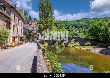 Frankreich, Aveyron, Dorf Belcastel, ehemalige Etappe auf der Straße nach Saint-Jacques-de-Compostelle, Dorf, das als eines der schönsten Dörfer Frankreichs bezeichnet wird, Steinbrücke aus dem 15. Jahrhundert über dem Aveyron Stockfoto