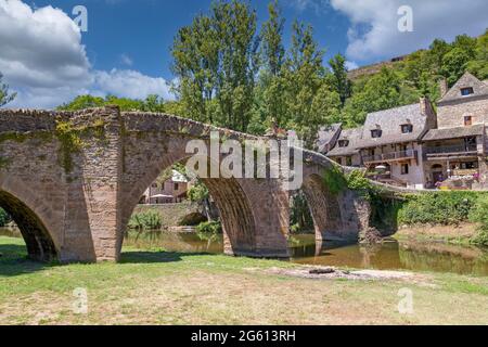 Frankreich, Aveyron, Dorf Belcastel, ehemalige Etappe auf der Straße nach Saint-Jacques-de-Compostelle, Dorf, das als eines der schönsten Dörfer Frankreichs bezeichnet wird, Steinbrücke aus dem 15. Jahrhundert über dem Aveyron Stockfoto