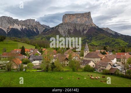 Frankreich, Isere, Region Trièves, regionaler Naturpark Vercors, das Dorf Chichilianne und der Mont Aiguille (2086 m) Stockfoto