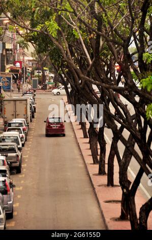 Auf der Roxas Boulevard Road in Mayni können Sie das Stadtbild der Landschaft und den Lebensstil der filipino und ausländischer Reisender betrachten Stockfoto