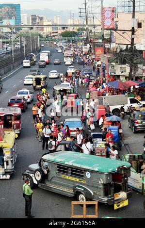 Auf der Roxas Boulevard Road in Mayni können Sie das Stadtbild der Landschaft und den Lebensstil der filipino und ausländischer Reisender betrachten Stockfoto