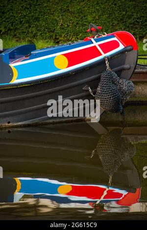 Farbenfrohe Spiegelungen eines Schmalboots im Leeds-Liverpool-Kanal in North Yorkshire Stockfoto