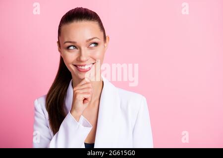 Foto von verträumt charmante junge Dame tragen weiße Jacke Arm Kinn suchen leeren Raum isoliert pastellrosa Farbe Hintergrund Stockfoto