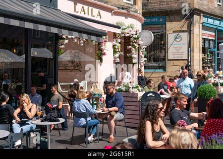 Edinburgh, Schottland, Großbritannien. Juli 2021. Warme Temperaturen und Sonnenschein zogen viele Besucher in die Straßencafés und Bars von Edinburgh und in das neue Einkaufszentrum des St. James Quarter, das letzte Woche eröffnet wurde. PIC; Cafés und Bars im Freien, wie Laila, auf der Cockburn Street waren voll. Iain Masterton/Alamy Live News Stockfoto