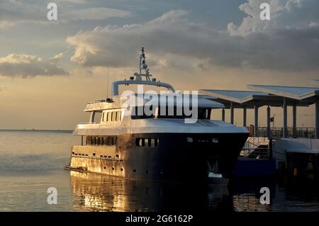 Maynila Yacht Club und Fähre Service Terminal für philippinische Menschen und ausländische Reisende Passagier Reise besuchen Service Reise Besuch in Roxas Boul Stockfoto