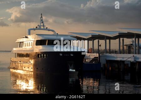 Maynila Yacht Club und Fähre Service Terminal für philippinische Menschen und ausländische Reisende Passagier Reise besuchen Service Reise Besuch in Roxas Boul Stockfoto