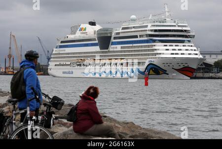 01. Juli 2021, Mecklenburg-Vorpommern, Warnemünde: Als erstes Kreuzschiff der Saison 2021 im Ostseebad hat die 'AIDAsol' am Kreuzfahrtterminal festgemacht. Warnemünde war am 02.10.2020 das letzte Ziel für ein normales Kreuzschiff mit Passagieren an Bord, als die "Europa" als einziges Schiff der Saison eintreffen konnte. Foto: Bernd Wüstneck/dpa-Zentralbild/dpa Stockfoto