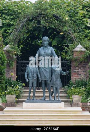 Die Statue von Diana, Prinzessin von Wales, vom Künstler Ian Rank-Broadley, im versunkenen Garten im Kensington Palace, London. Die Bronzestatue zeigt die Prinzessin, die von drei Kindern umgeben ist und die „Universalität und Generationenwirkung“ ihres Werks darstellt. Ihre kurzen, verkürzten Haare, ihr Kleidungsstil und ihr Porträt basieren auf der letzten Periode ihres Lebens. Unter der Statue ist ein Sockel mit ihrem Namen und dem Datum der Enthüllung eingraviert, und vor ist ein Pflasterstein mit einem Auszug, der vom Maß EINES man-Gedichts inspiriert wurde, eingraviert. Bilddatum: Donnerstag, 1. Juli 2021. Stockfoto