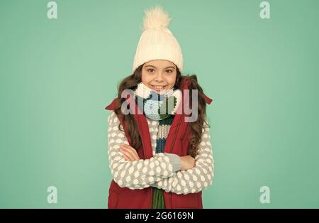 Ferienatmosphäre. Keine Unterkühlung. Fröhliches Mädchen trägt Schichten von Kleidung. Warmes Tuch in der Wintersaison. Kaltes Wetter Prognose. Kid Fashion und Stockfoto