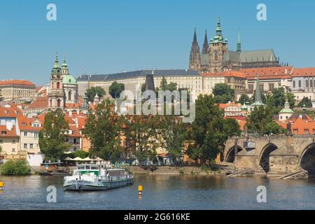 PRAG - 23. Juni: Das Kreuzschiff Czechie fährt am 23. Juni 2021 in Prag, Tschechien, in See. Karlsbrücke, Prager Burg und Kuppel von St. Nicholkkath Stockfoto