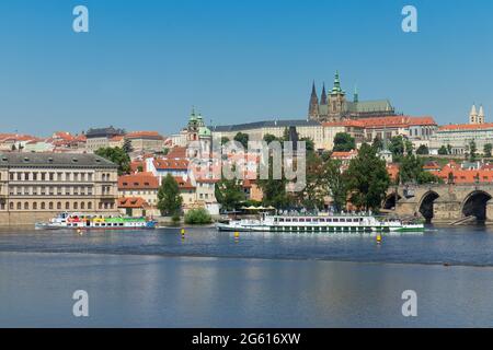 PRAG - 23. Juni: Das Kreuzschiff Czechie und Odra fahren am 23. Juni 2021 in Prag, Tschechien, in See. Karlsbrücke, Prager Burg und Kuppel von St. Nich Stockfoto
