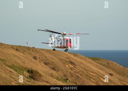 Sikorsky S-92a Küstenwache Übung an der Küste von Yorkshire. Stockfoto