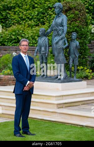 Der Bildhauer Ian Rank-Broadley mit seiner Statue von Diana, Prinzessin von Wales, im versunkenen Garten des Kensington Palace, London. Die Bronzestatue zeigt die Prinzessin, die von drei Kindern umgeben ist und die „Universalität und Generationenwirkung“ ihres Werks darstellt. Ihre kurzen, verkürzten Haare, ihr Kleidungsstil und ihr Porträt basieren auf der letzten Periode ihres Lebens. Unter der Statue ist ein Sockel mit ihrem Namen und dem Datum der Enthüllung eingraviert, und vor ist ein Pflasterstein mit einem Auszug, der vom Maß EINES man-Gedichts inspiriert wurde, eingraviert. Bilddatum: Donnerstag, 1. Juli 2021. Stockfoto