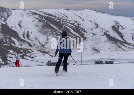 Skipiste mit Menschen Skifahren, Erciyes, Kayseri, Türkei Stockfoto