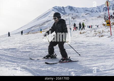 Skipiste mit Menschen Skifahren, Erciyes, Kayseri, Türkei Stockfoto